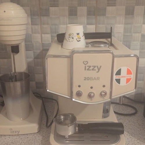 Izzy Crème beige espresso machine set with Izzy Caffeccino milk frother