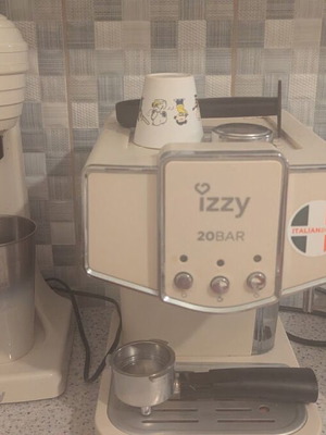 Izzy Crème beige espresso machine set with Izzy Caffeccino milk frother