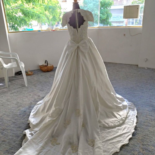 Vintage embroidered white wedding dress - 800,00 - Vendora.cy Vintage embroidered white wedding dress - 800,00 - Vendora.cy