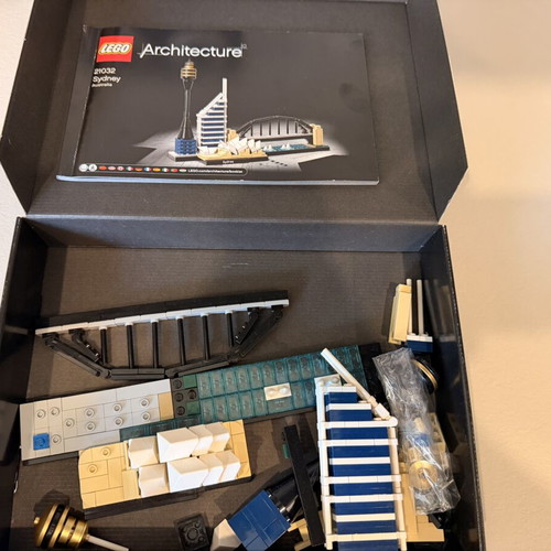 LEGO Architecture Sydney 21032 set with box and booklet