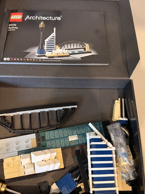 LEGO Architecture Sydney 21032 set with box and booklet