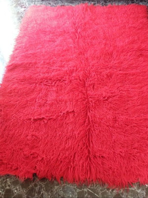 Φλοκάτη κόκκινη μακρόστενη σαν καινούργια, διαστάσεις 1.85x1.35m