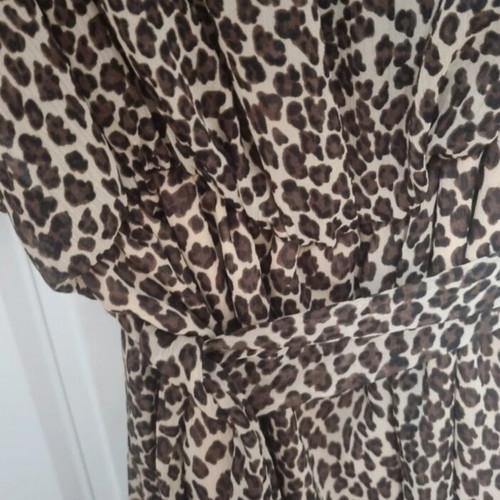 Leopard dress like new with belt, sleeves with openings