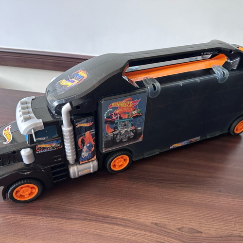 Hot Wheels Truck like new, holds many cars