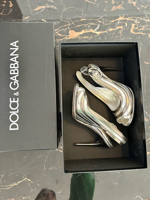 Dolce & Gabbana ασημί μεταλλικές γόβες slingback μέγεθος 36.5 μεταχειρισμένες