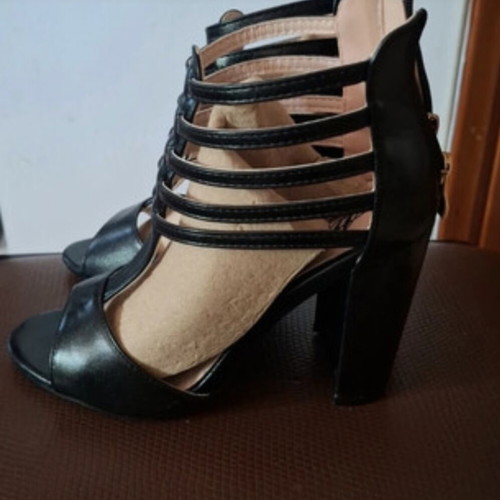 Women's black gladiator sandals like new with block heel and peep toe