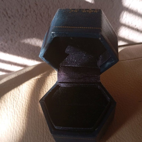 Elegant English vintage leather jewelry box like new with gold ornaments
