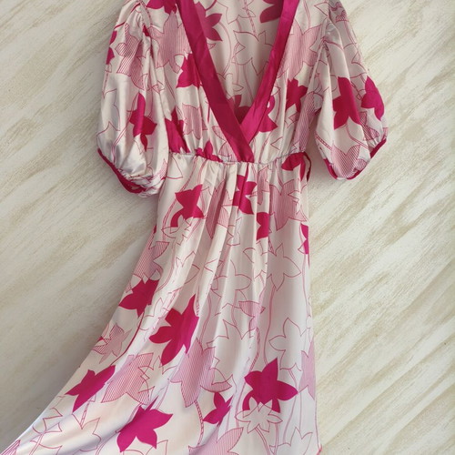 Satin midi dress with puff sleeves and floral pattern made in Italy like new, pink
