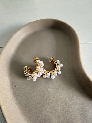 Chic hoop earrings with pearls like new, white and gold
