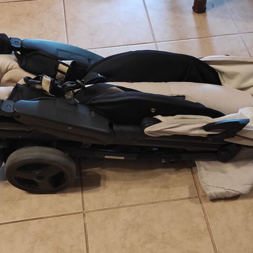Baby stroller like new with unused Chicco rain cover