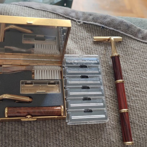 Vintage brass travel shaving set with 2 razors, case & 5 blades