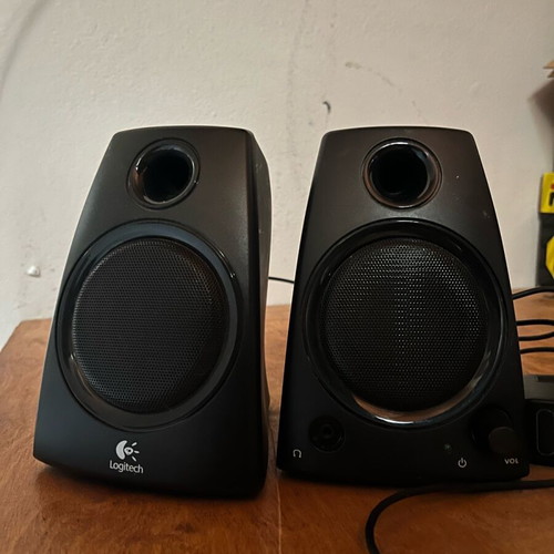 Logitech wireless mouse keyboard and speakers set like new