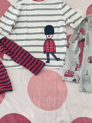 Σετ μακρυμάνικες μπλούζες Marks & Spencer με θέμα το Λονδίνο σαν καινούργιο, μέγεθος 122 cm