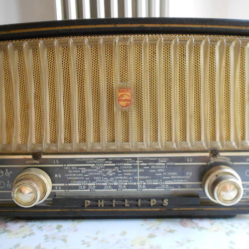 Philips vintage tabletop radio with unknown functionality