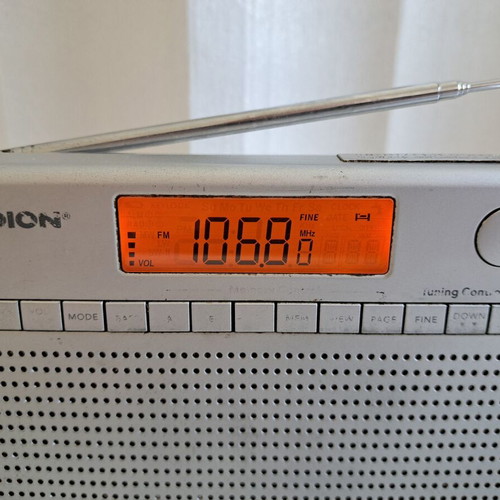 Medion MD 82157 radio used, battery powered with digital tuner and alarm clock