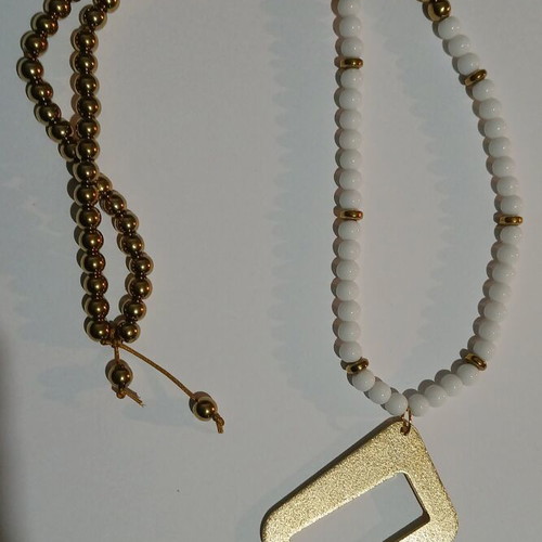 Pendant necklace with semiprecious stones new, white and gold