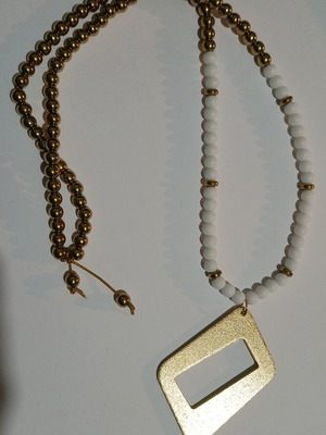 Pendant necklace with semiprecious stones new, white and gold