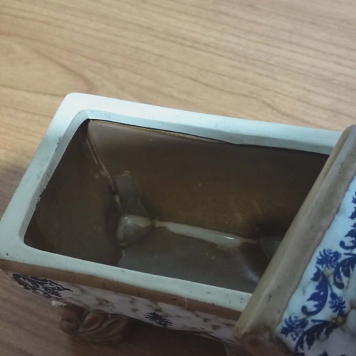Ceramic vintage jewelry box like new with birds and blue white pattern