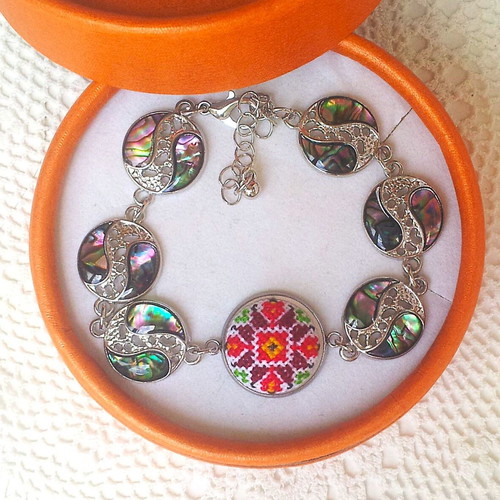 Bracelet with royal pearl and handmade embroidery new