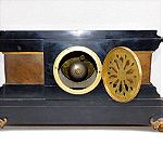  Ρολόι επιτραπέζιο μαρμάρινο με ανάγλυφες χάλκινες παραστάσεις, περίπου 130 ετών.