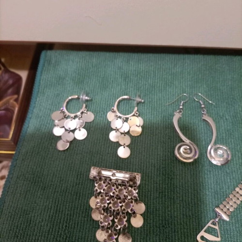 Stainless steel earrings, pin and straps like new, silver color