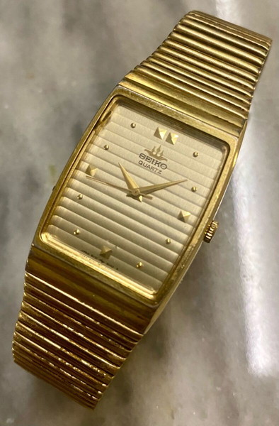 Seiko Quartz Tank – Refined Gold-Tone Elegance – Vintage Minimalism
