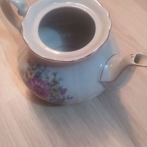 Porcelain teapot like new, imported