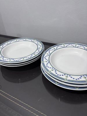 Plates set of 6 white with blue patterns like new