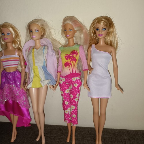 Barbie dolls used, bundle with defects