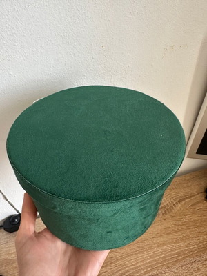 Velvet round gift box