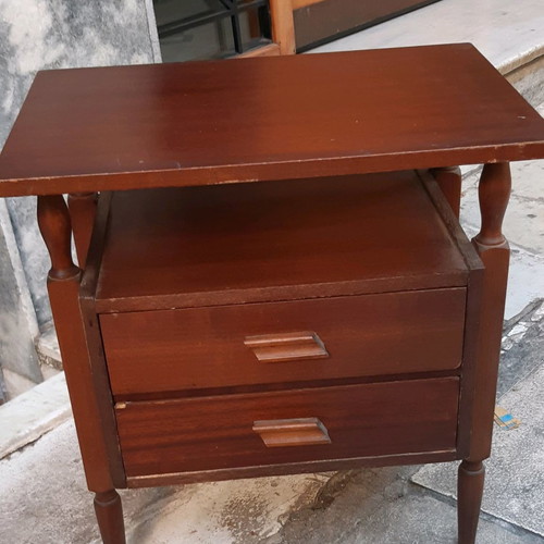 Κομοδίνο vintage καρυδιά με δύο συρτάρια, σε άριστη κατάσταση
