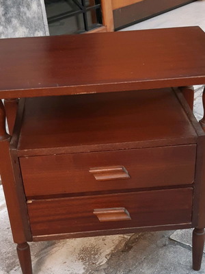 Κομοδίνο vintage καρυδιά με δύο συρτάρια, σε άριστη κατάσταση
