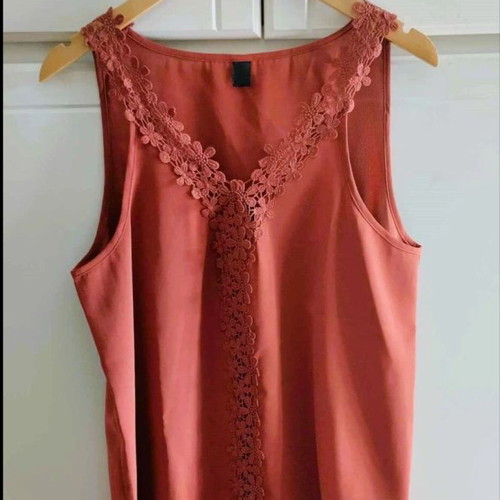 Sleeveless Top XL like new, terracotta lace detail