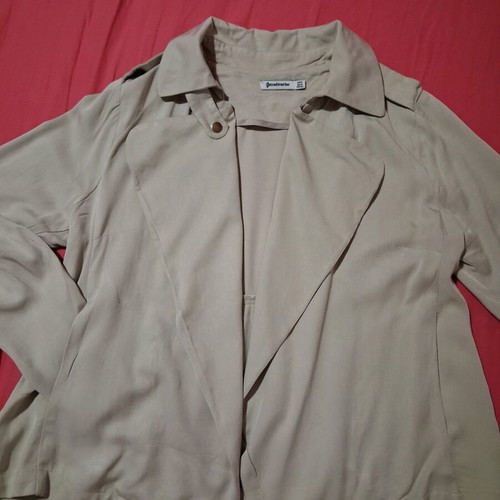 Stradivarius small beige trench coat like new, short
