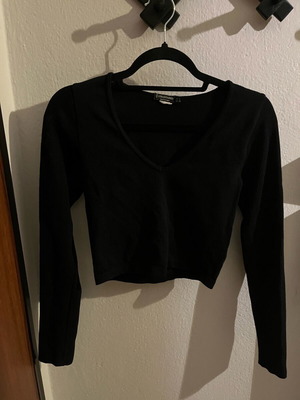 Black Stradivarius crop top used, rib fabric with chest opening, size S
