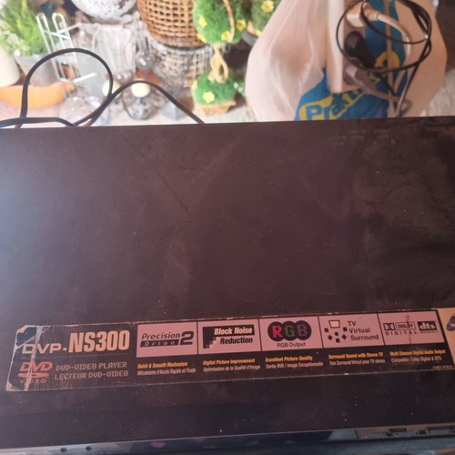 Dvd player used, functional without connection cable and remote