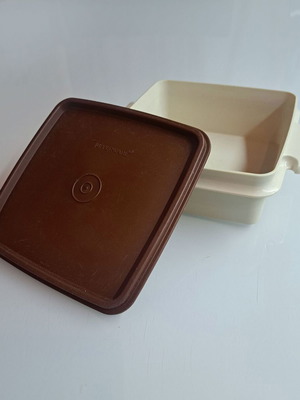 Tupperware container used, practical size 16 cm x 16 cm, brown