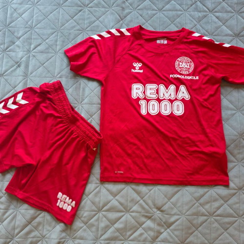 DBU Fodboldskole Football Set by Hummel like new, red
