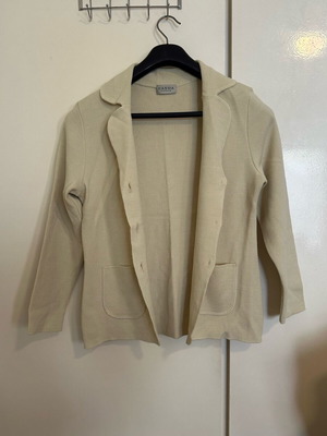 Crème vintage cardigan like new, size S with pockets