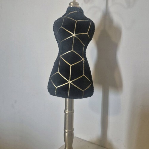 Silhouette for necklace like new, chain hanger