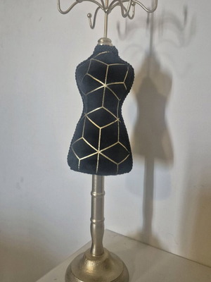 Silhouette for necklace like new, chain hanger