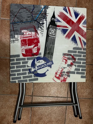 Τραπέζι πτυσσόμενο σαν καινούργιο με λονδρέζικο σχέδιο 60x60 cm