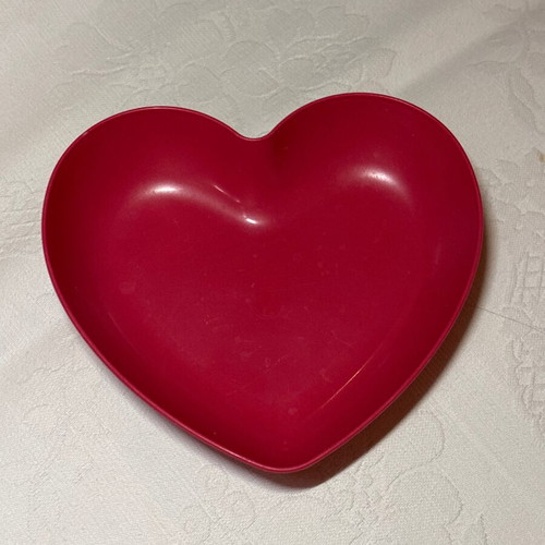 Plastic heart-shaped plate used, red, 15 cm diameter
