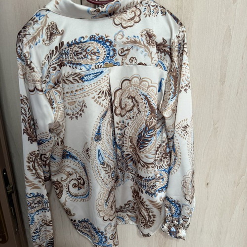 Shirt like new, comfortably fits XL