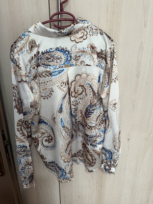 Shirt like new, comfortably fits XL