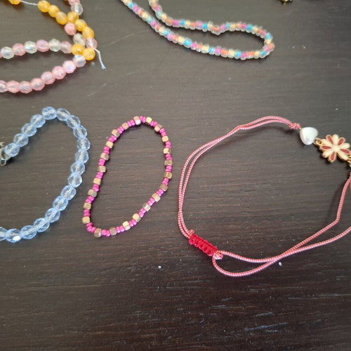 Bracelet set like new, mostly adjustable, multicolor