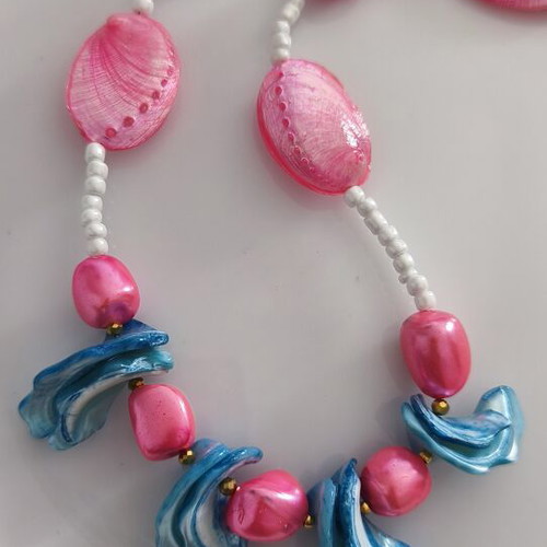 Necklace with seashell chips and mother of pearl painted, new