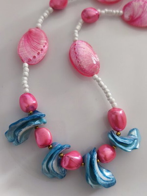 Necklace with seashell chips and mother of pearl painted, new
