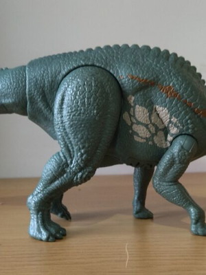 Jurassic World Maiasaura action figure like new