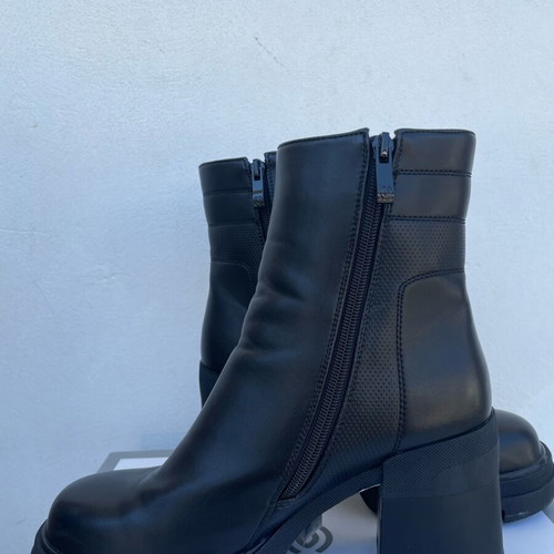 Migato women's black leather ankle boots like new with 8 cm heel